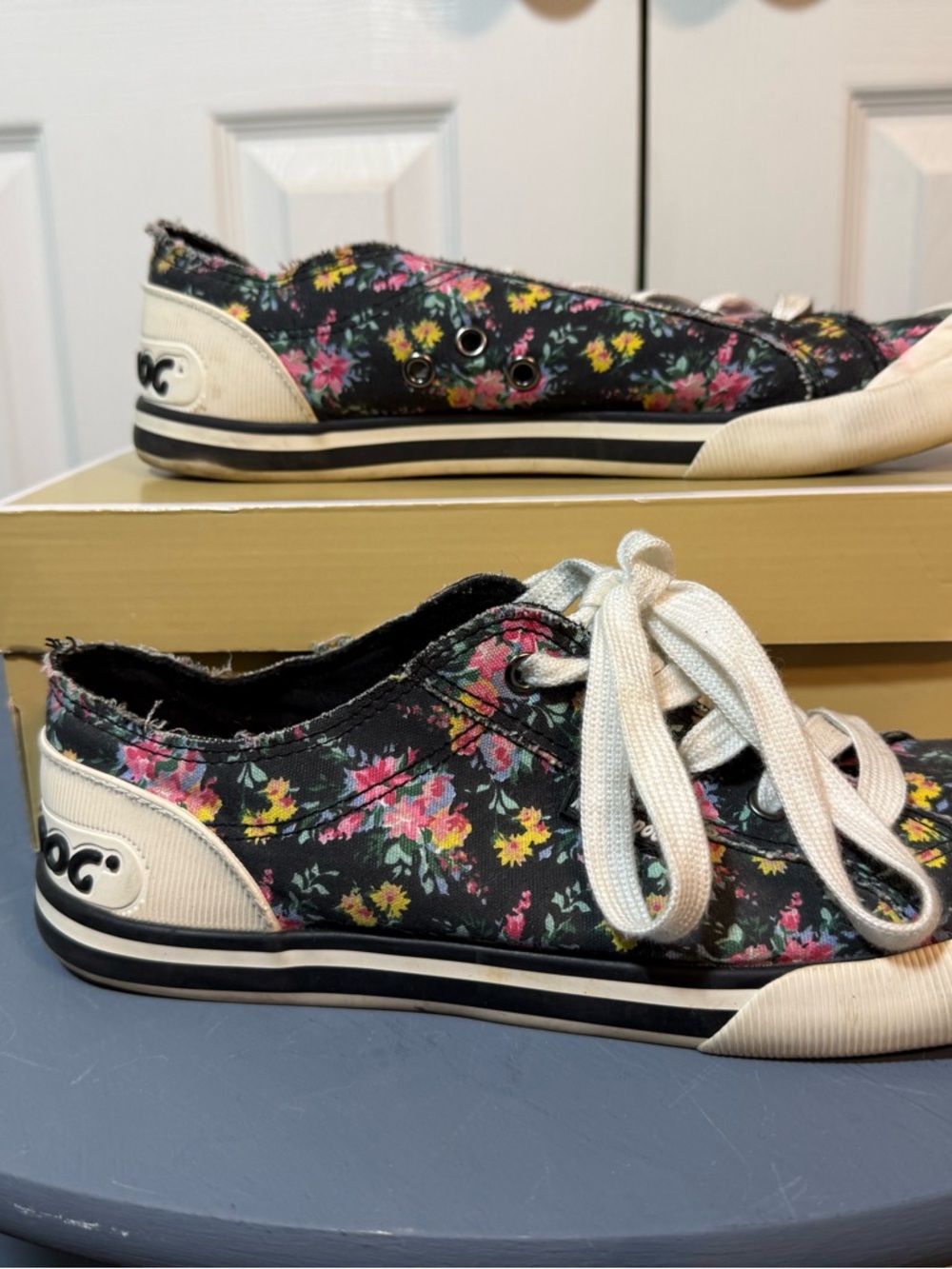 Women's Floral Canvas Lace-Up Sneakers in Blue.  Rocket Dog sz 10